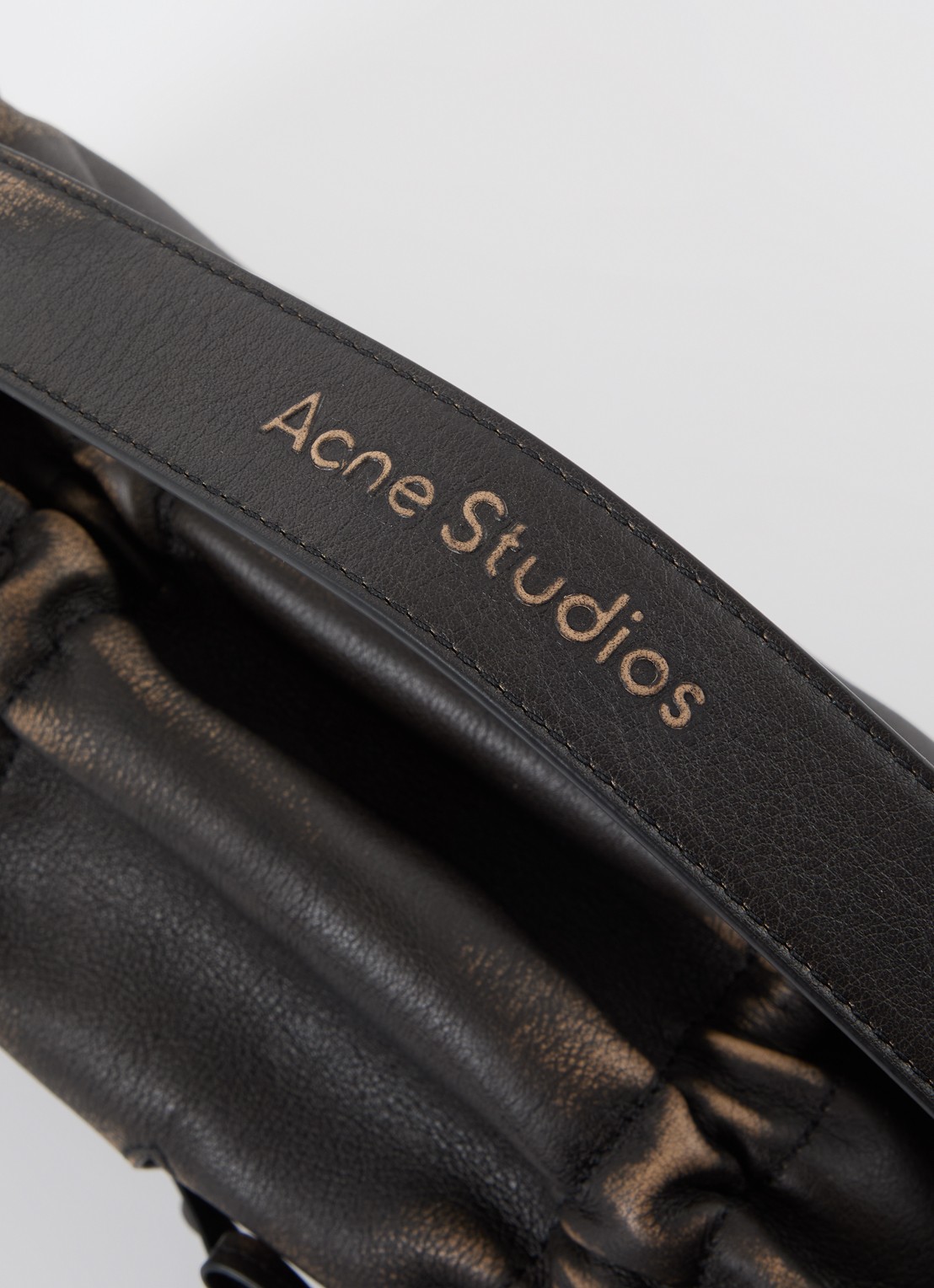 Acne Studios Schoudertas van kalfsleer met verwassen afwerking - detail 6 donkerbruin