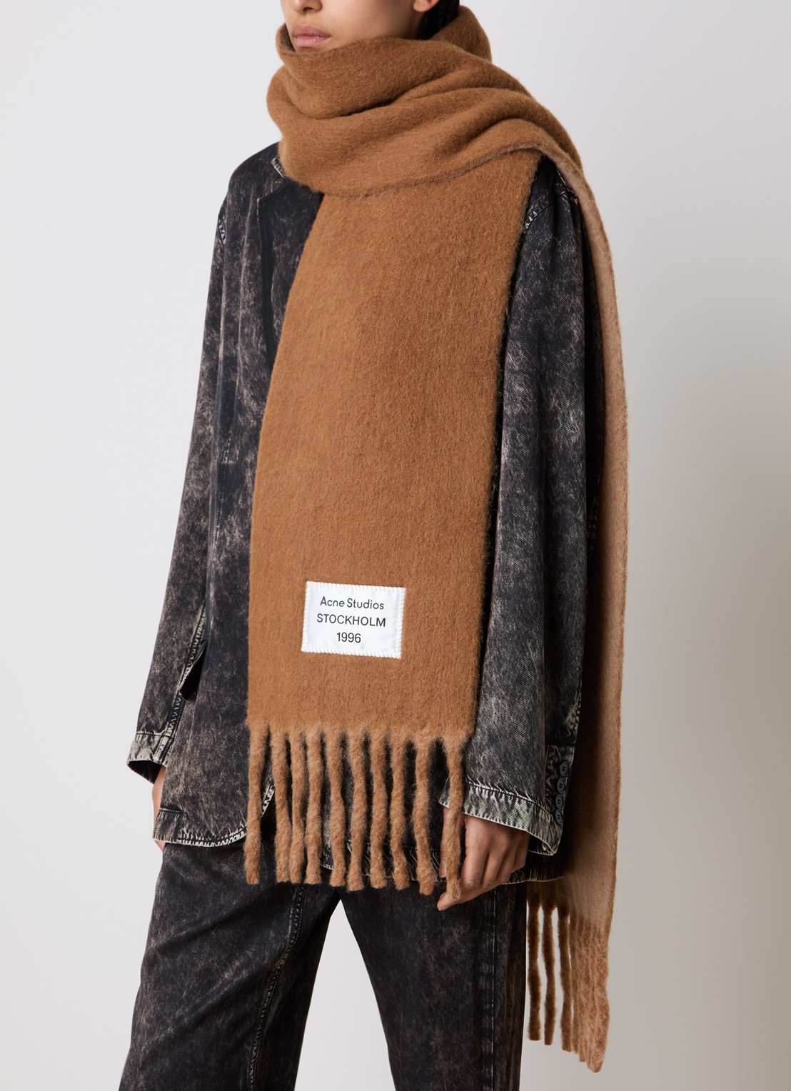 Acne Studios Sjaal in alpaca wolblend 250 x 25 cm - voorkant 2 camel