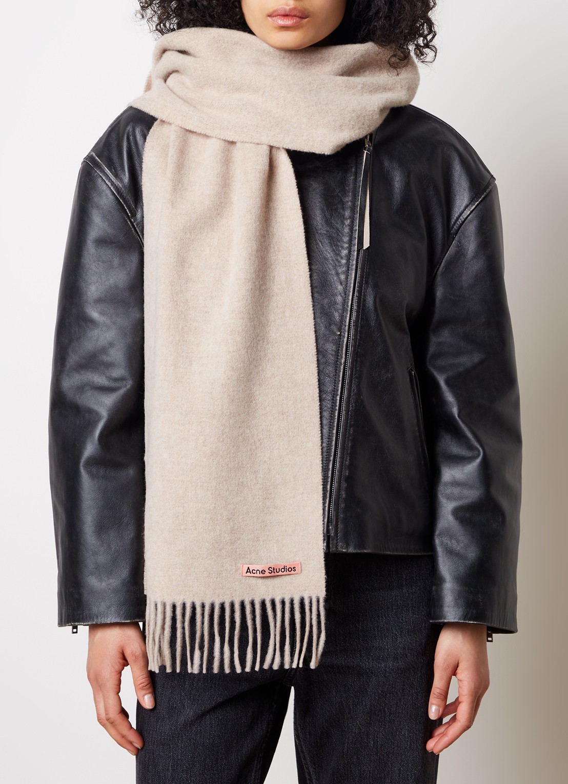 Acne Studios Sjaal van wol met franjes 190 x 30 cm - voorkant 3 zand