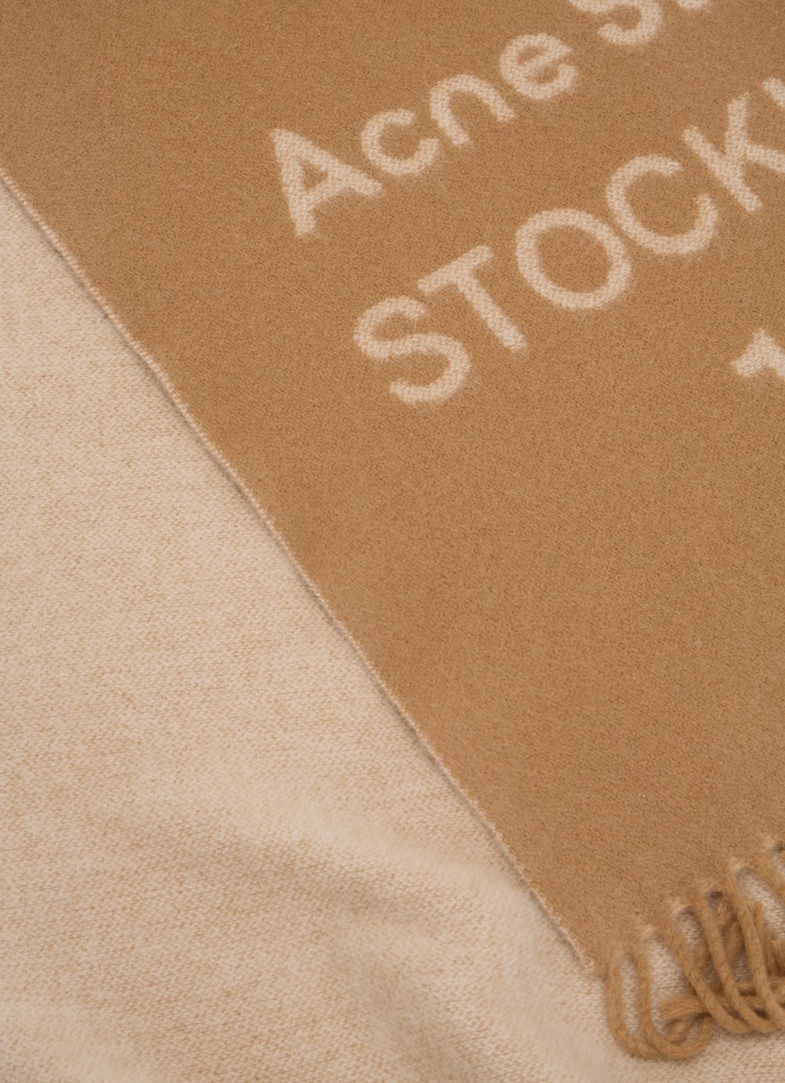 Acne Studios Sjaal van wol met logoprint 180 x 40 cm - detail 2 camel