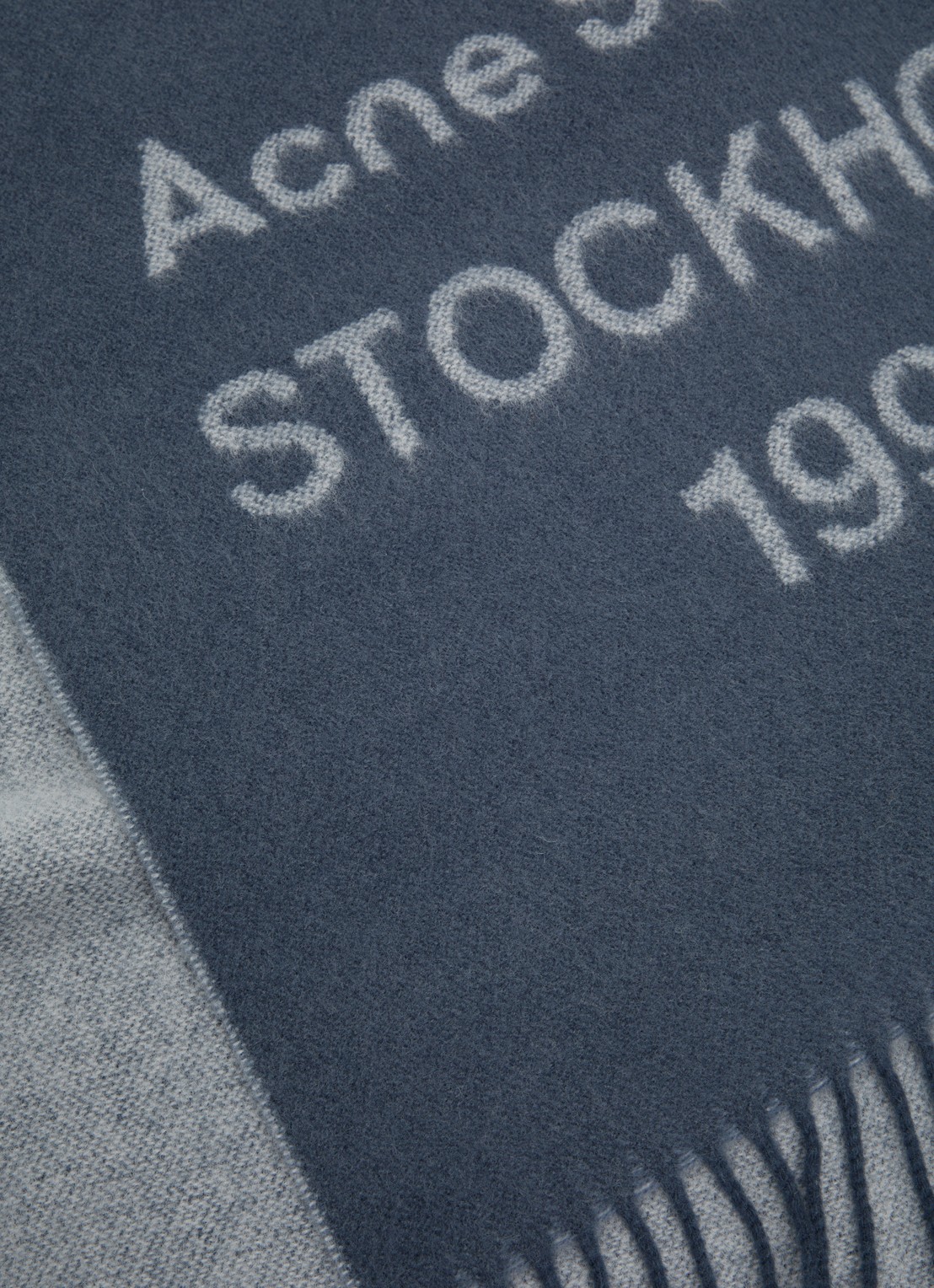 Acne Studios Sjaal van wol met logoprint 200 x 43 cm - detail 2 blauwgrijs