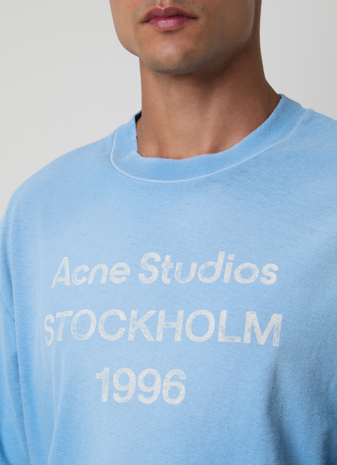 Acne Studios T-shirt met logoprint en verwassen afwerking - detail 4 lichtblauw