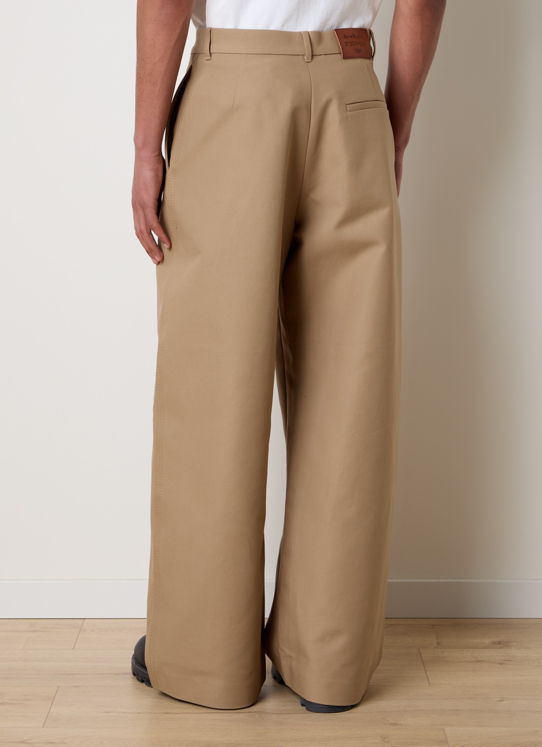 Acne Studios Wide fit chino met steekzakken - achterkant khaki