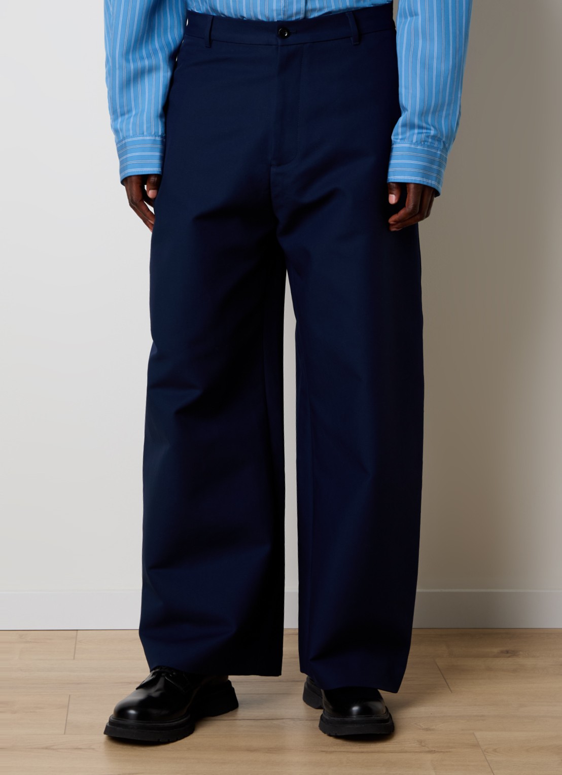Acne Studios Wide fit chino met steekzakken - detail donkerblauw
