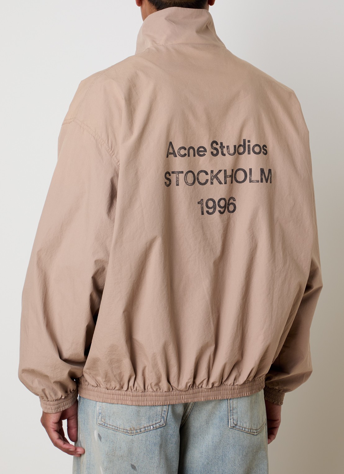 Acne Studios Windjack met logo- en backprint - achterkant 3 donkerbeige