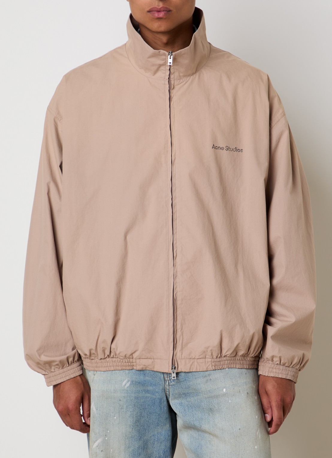 Acne Studios Windjack met logo- en backprint - detail 4 donkerbeige
