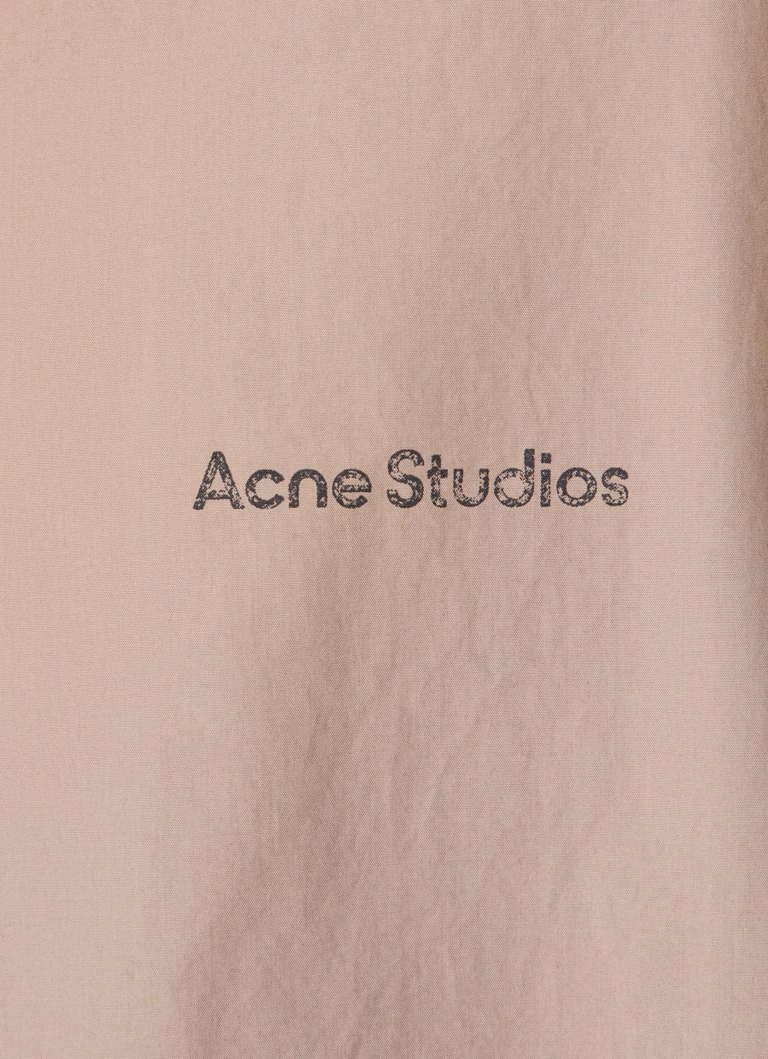 Acne Studios Windjack met logo- en backprint - detail 6 donkerbeige
