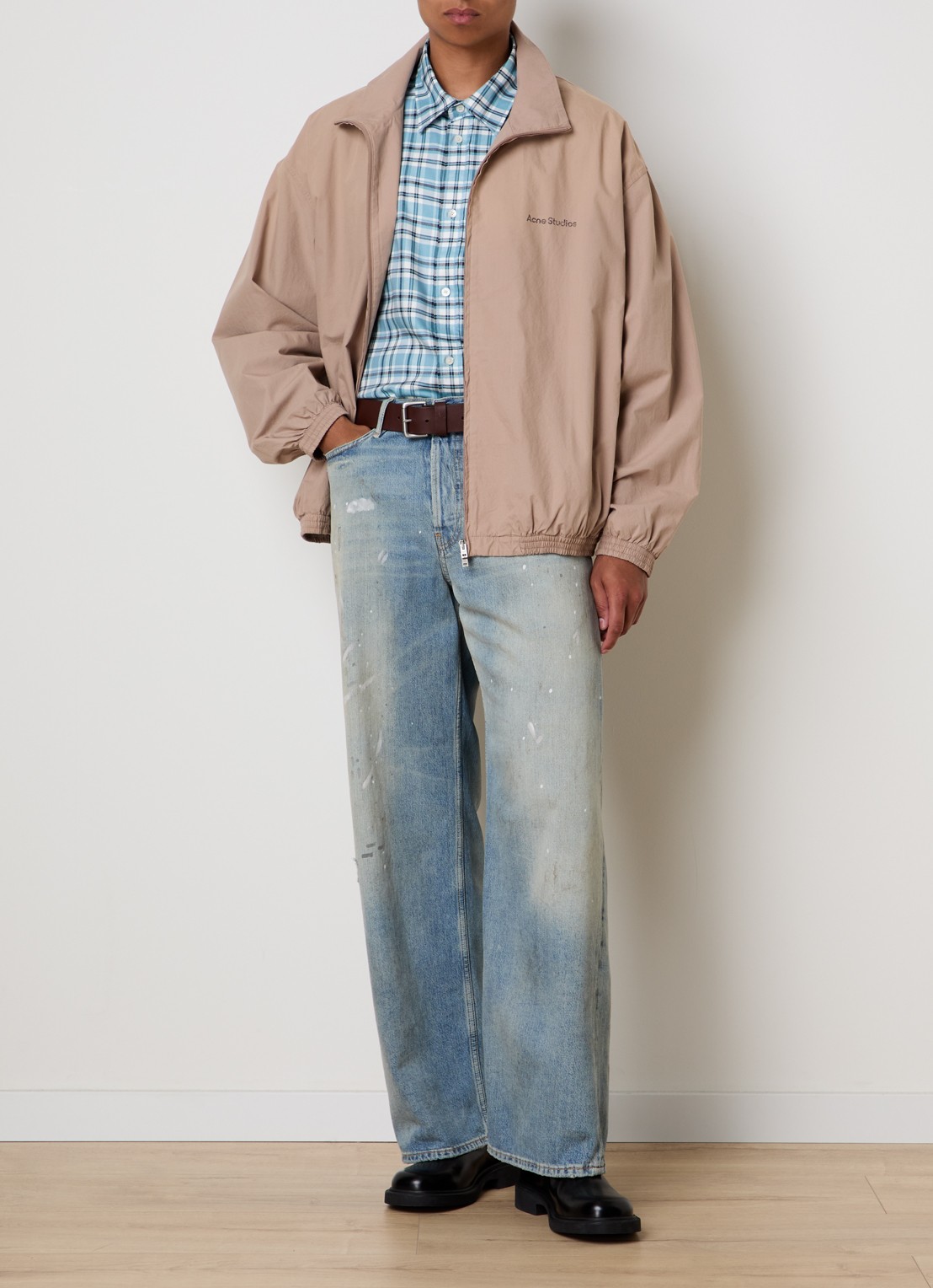 Acne Studios Windjack met logo- en backprint - voorkant 2 donkerbeige