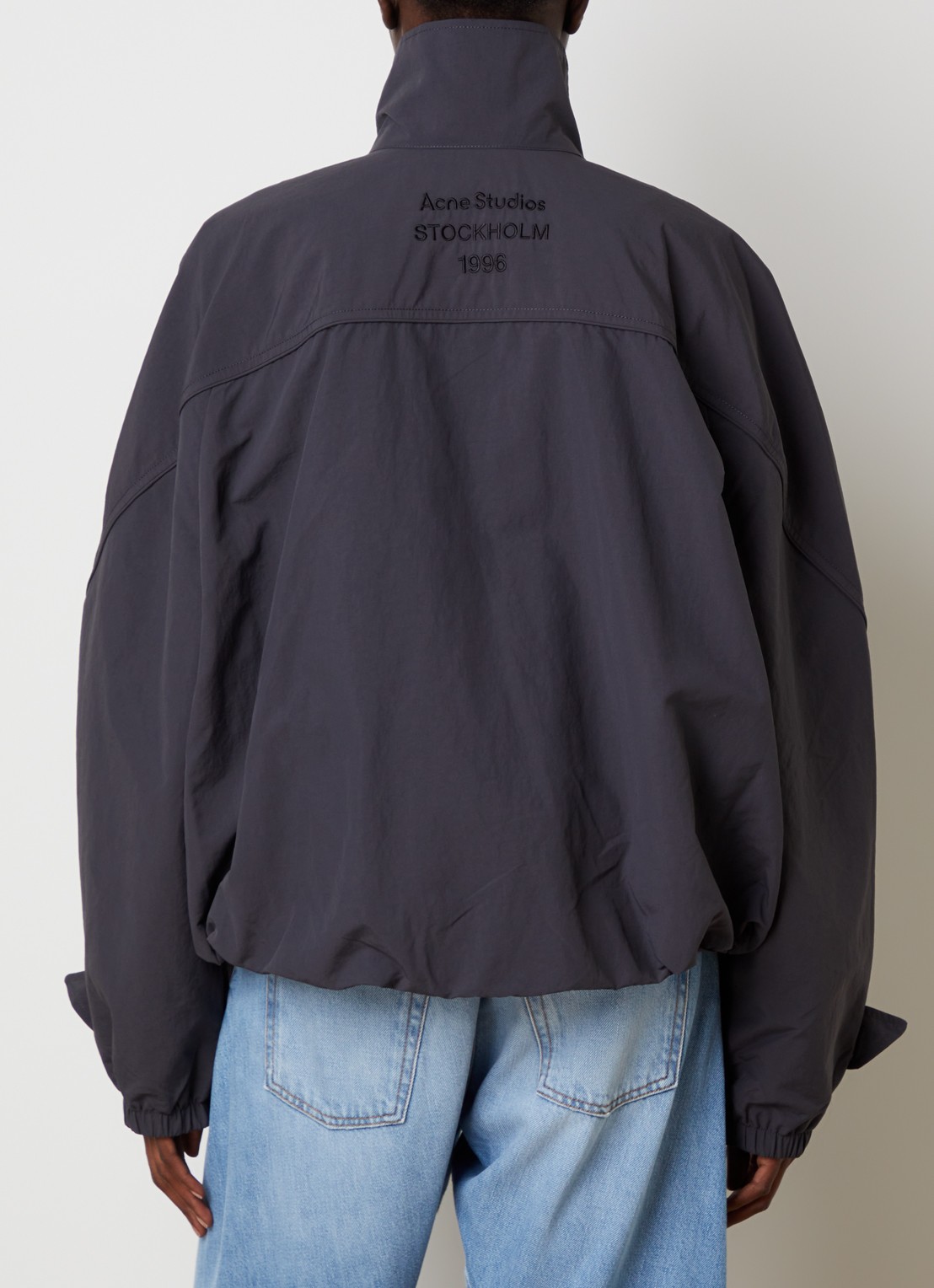 Acne Studios Windjack met opstaande kraag - achterkant donkergrijs