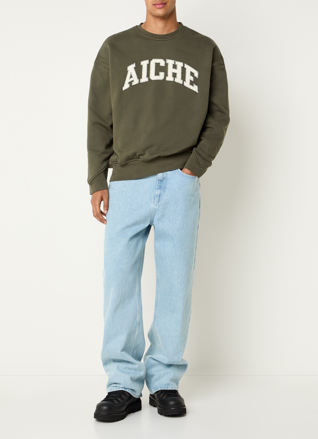 Aiche College sweater met logoborduring - voorkant 3 bronsgroen
