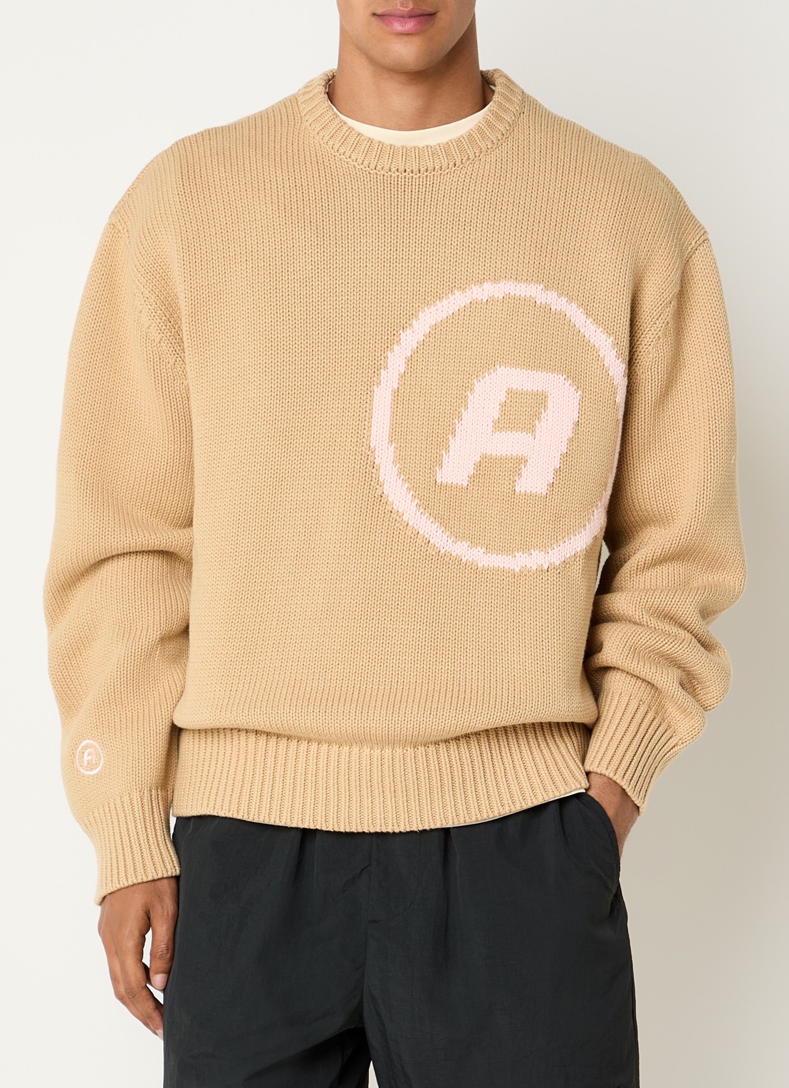 Aiche Grofgebreide trui met logo - detail 3 beige