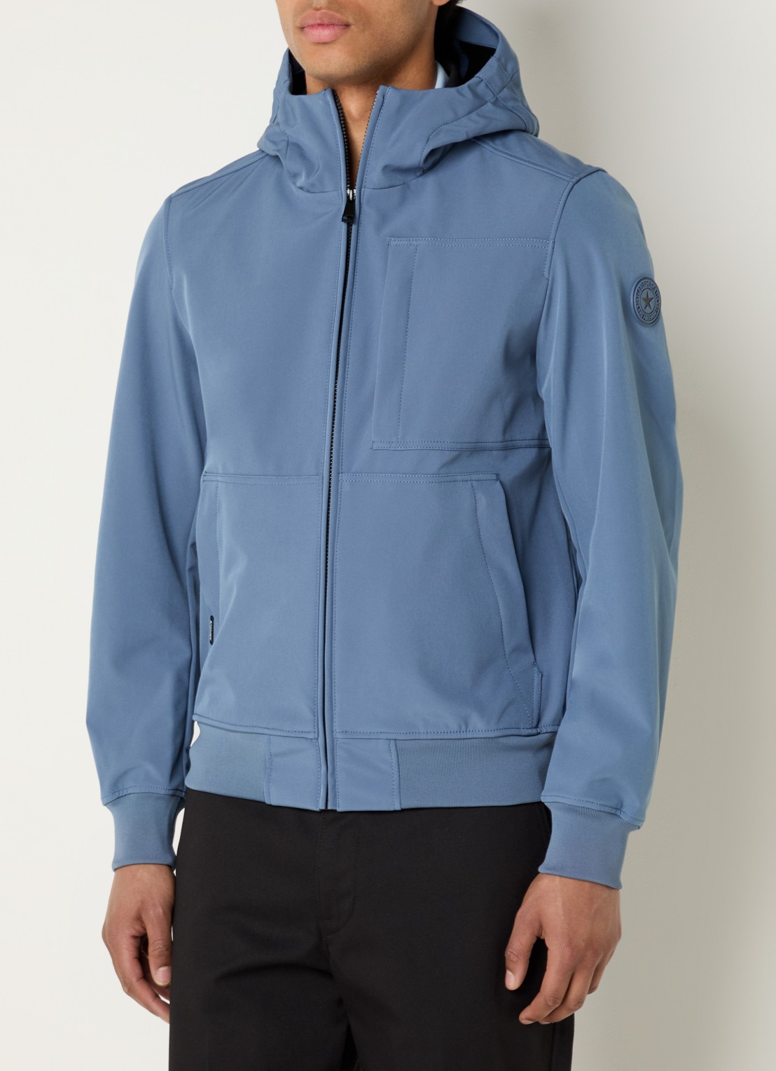 Airforce Javi softshell jack met capuchon en ritszakken - detail 2 staalblauw
