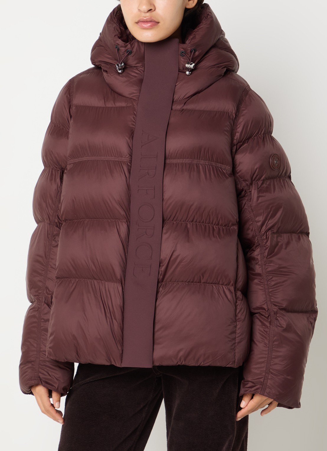 Airforce Kaia puffer jack met capuchon en logo - detail 2 roodbruin