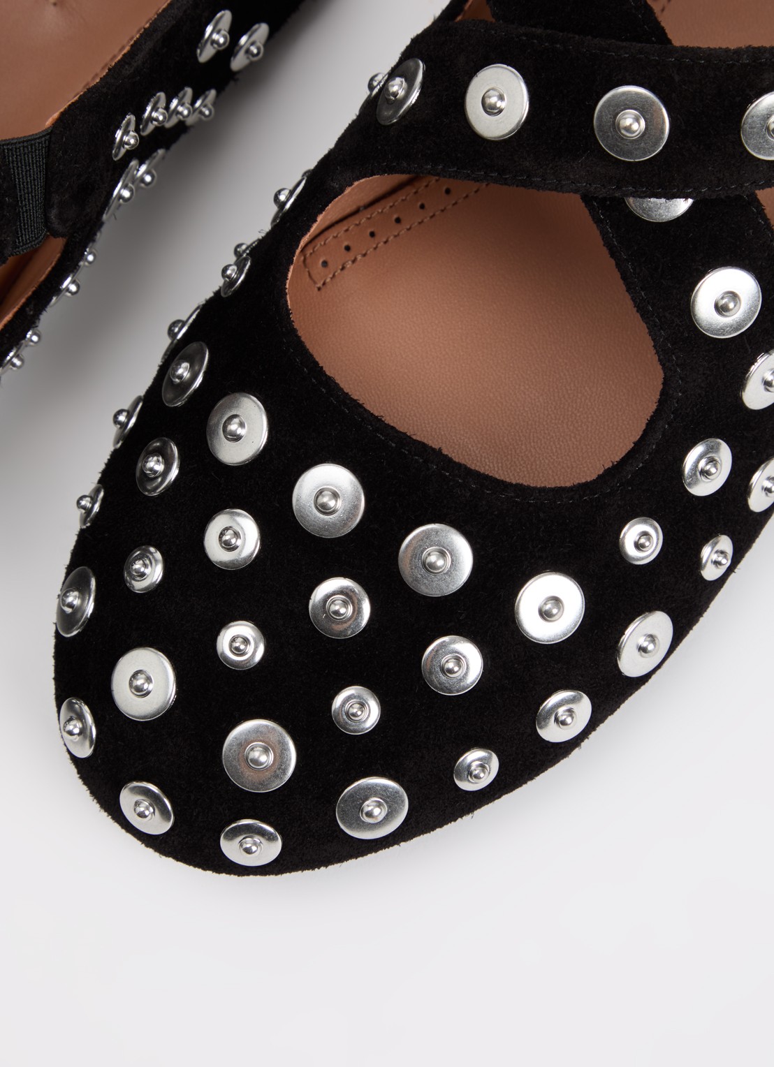 Alaïa Criss Cross ballerina van kalfssuède met studs - detail 6 zwart