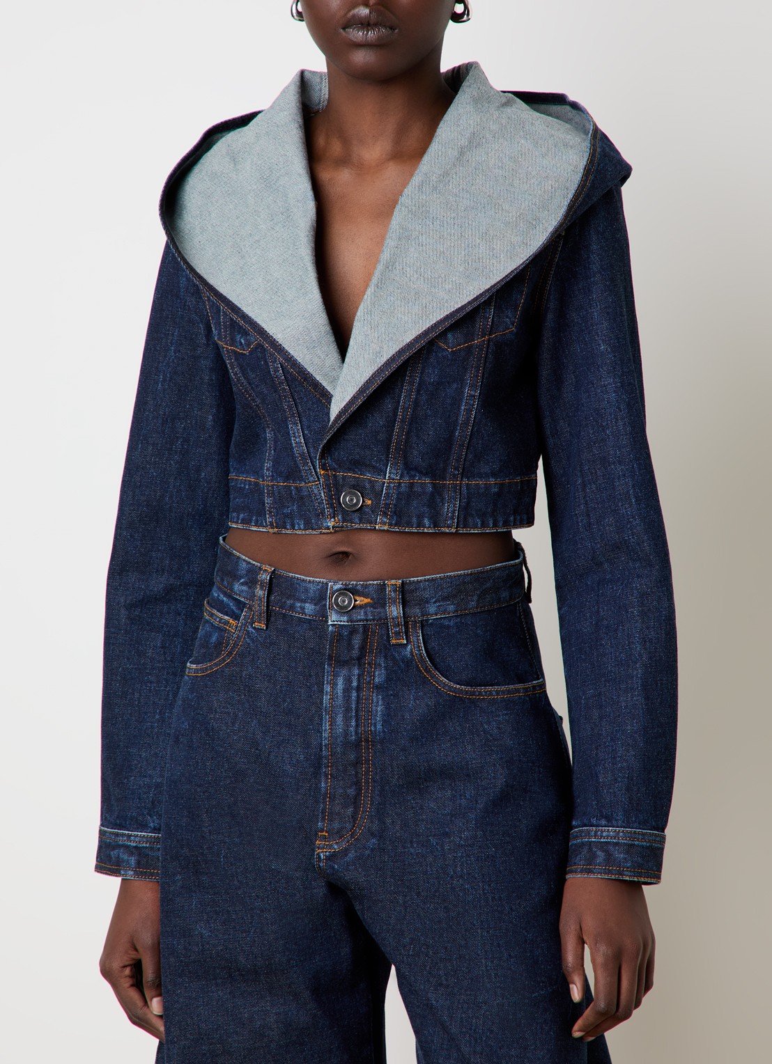 Alaïa Cropped spijkerjas met borstzakken en capuchon - detail 2 blauw