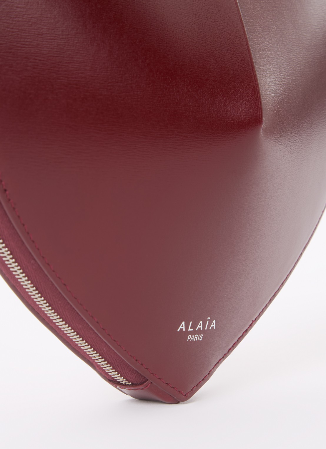 Alaïa Le Coeur crossbodytas van kalfsleer - detail 6 bordeauxrood