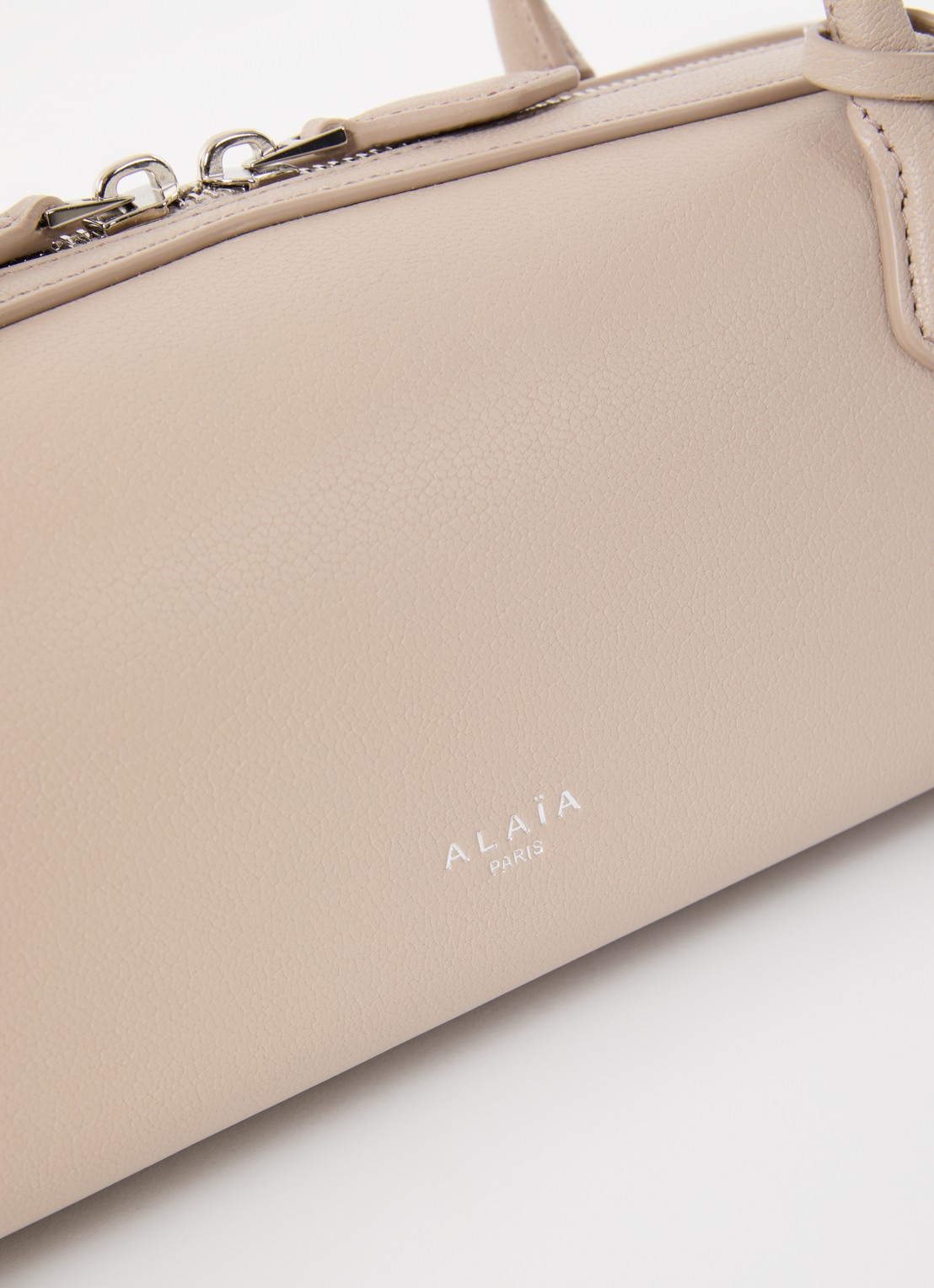 Alaïa Le Demi-Coeur S schoudertas van geitenleer - detail 3 beige