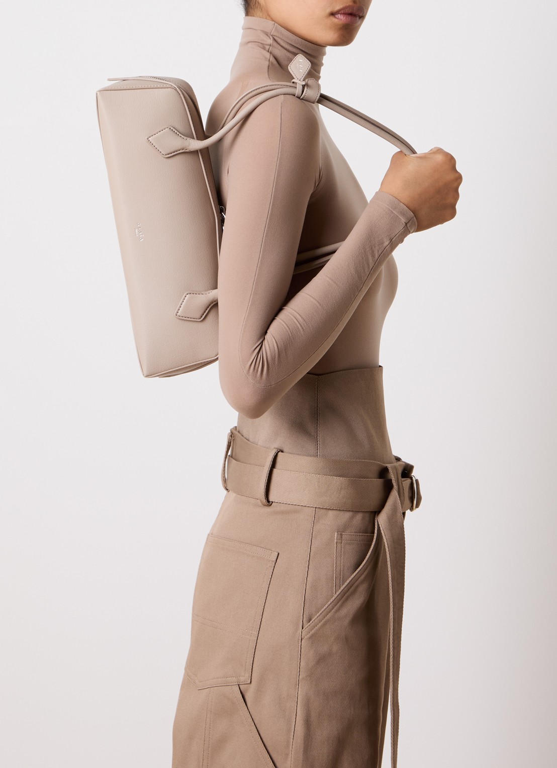Alaïa Le Demi-Coeur S schoudertas van geitenleer - voorkant 5 beige