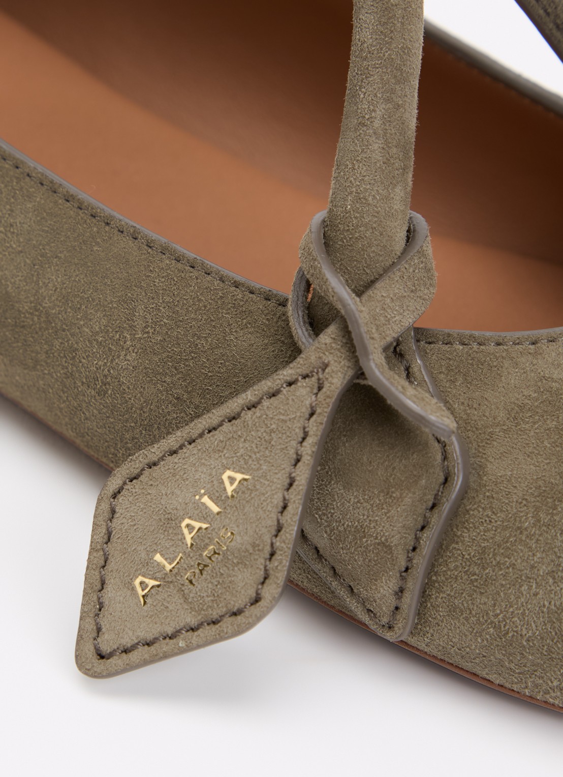 Alaïa Le Teckel ballerina van geitensuède - detail 6 khaki
