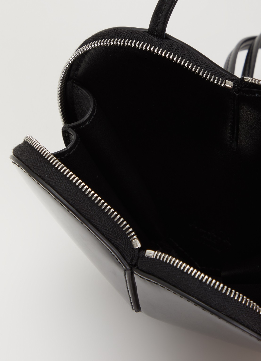 Alaïa Mini Le Coeur crossbodytas van kalfsleer met lakfinish  - detail 3 zwart