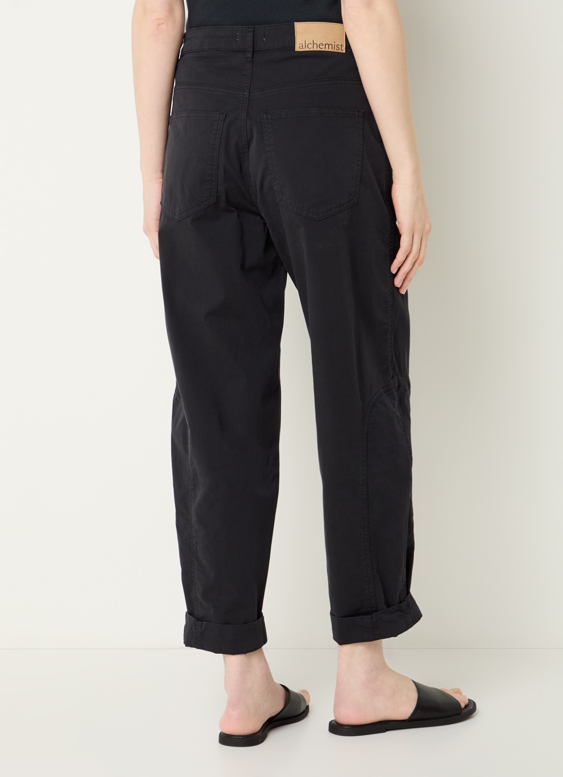 alchemist Abbi high waist tapered fit broek met steekzakken - achterkant zwart