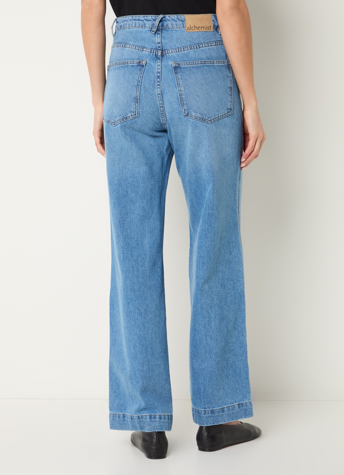 alchemist Lori mid waist wide fit jeans met medium wassing - achterkant 4 indigo