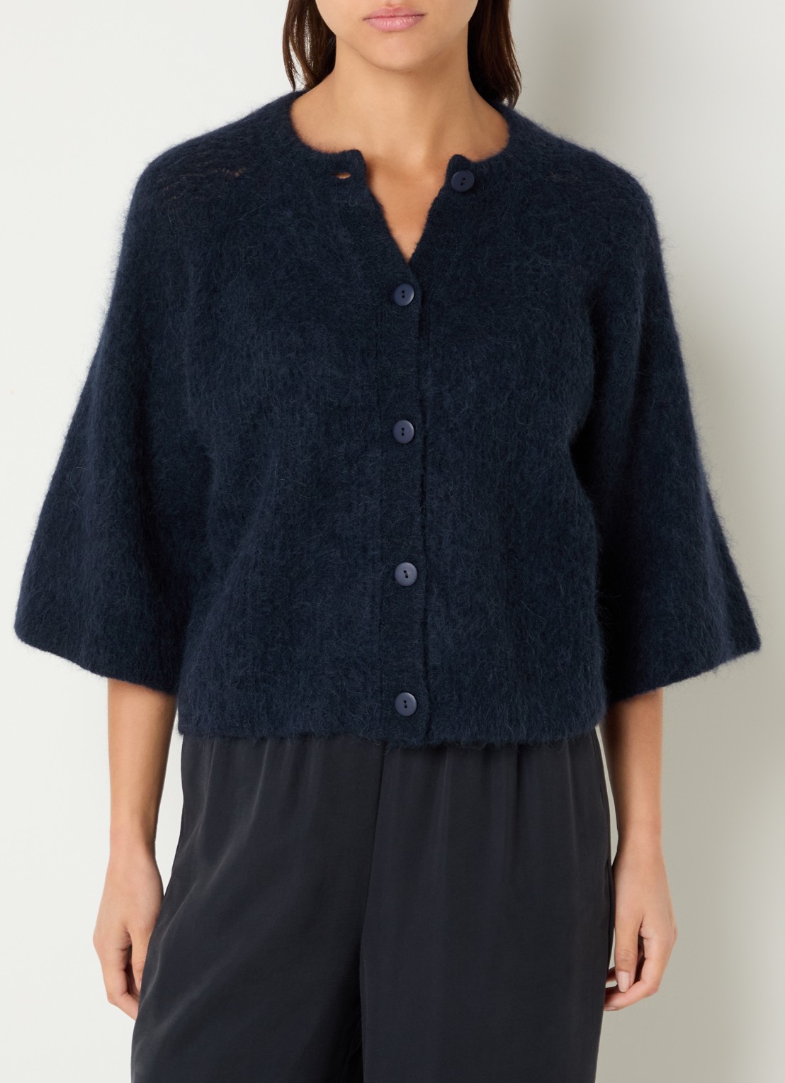 alchemist Mimosa grofgebreid vest met ronde hals - detail 2 donkerblauw