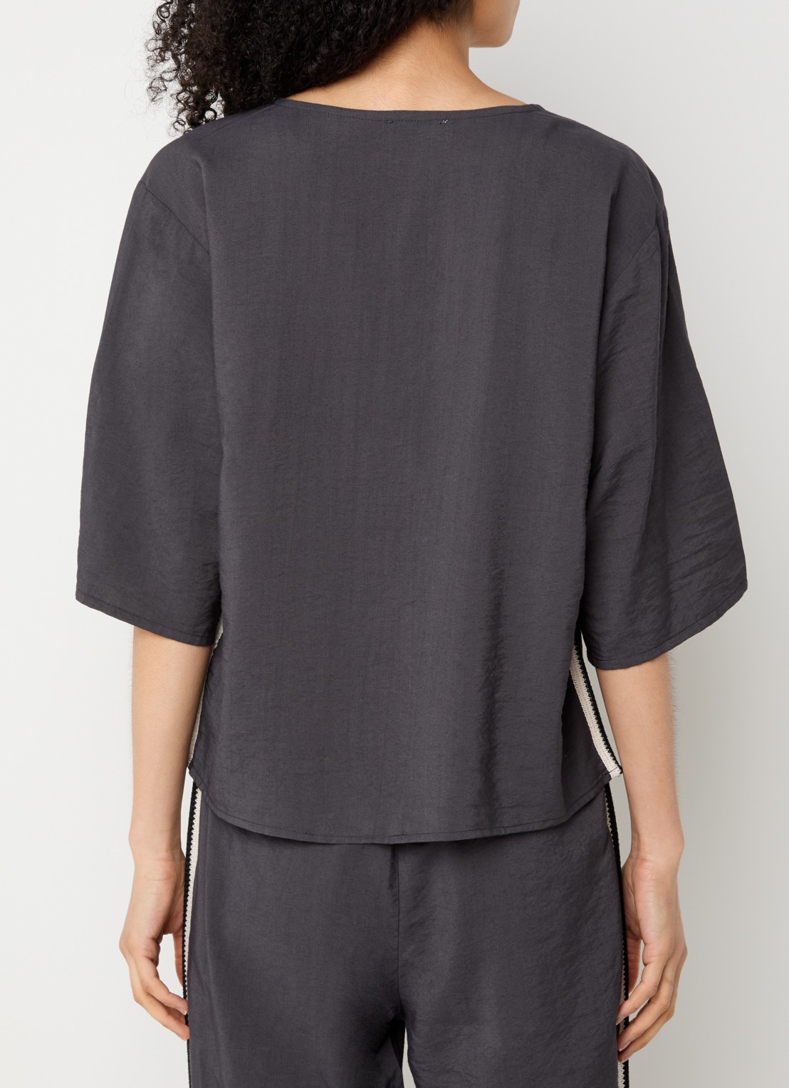 alchemist Romi T-shirt met V-hals - achterkant 4 antraciet