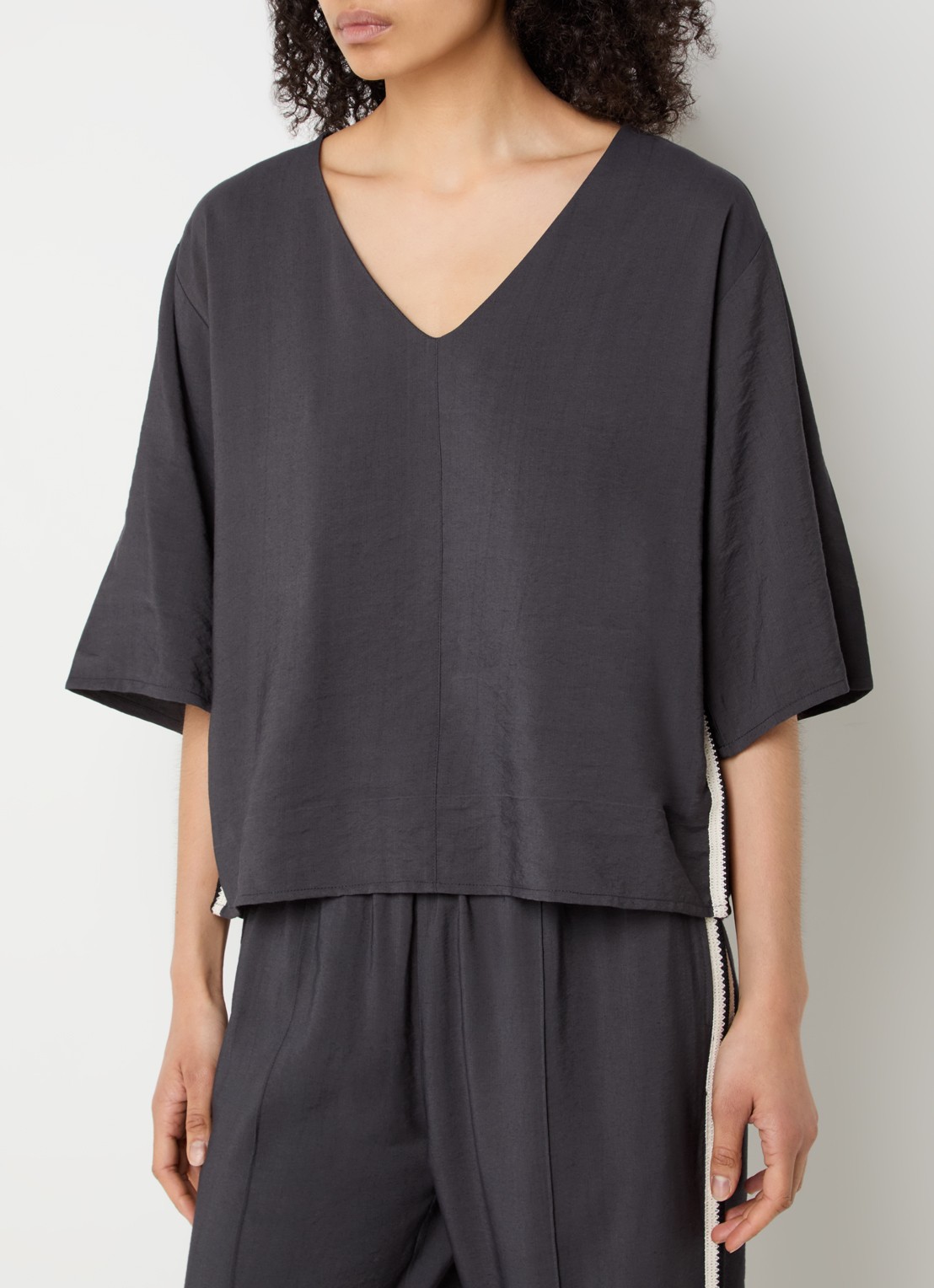 alchemist Romi T-shirt met V-hals - detail 3 antraciet