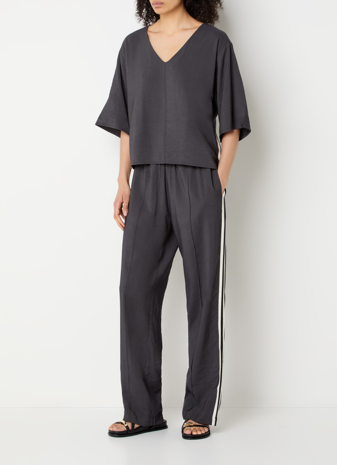 alchemist Romi T-shirt met V-hals - voorkant 2 antraciet