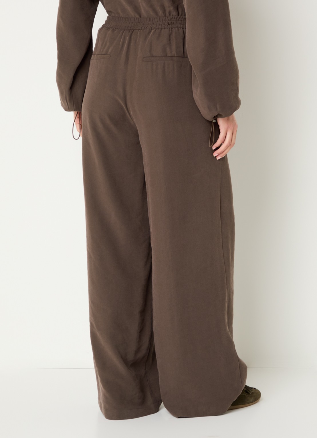 alchemist Sammy high waist wide fit broek met steekzakken - achterkant chocoladebruin