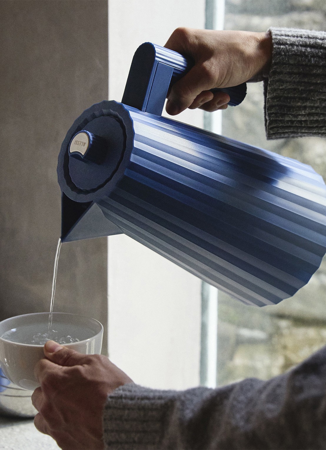 Alessi Plissé Waterkoker 1,7 liter MDL06 DAZ - detail 3 blauw