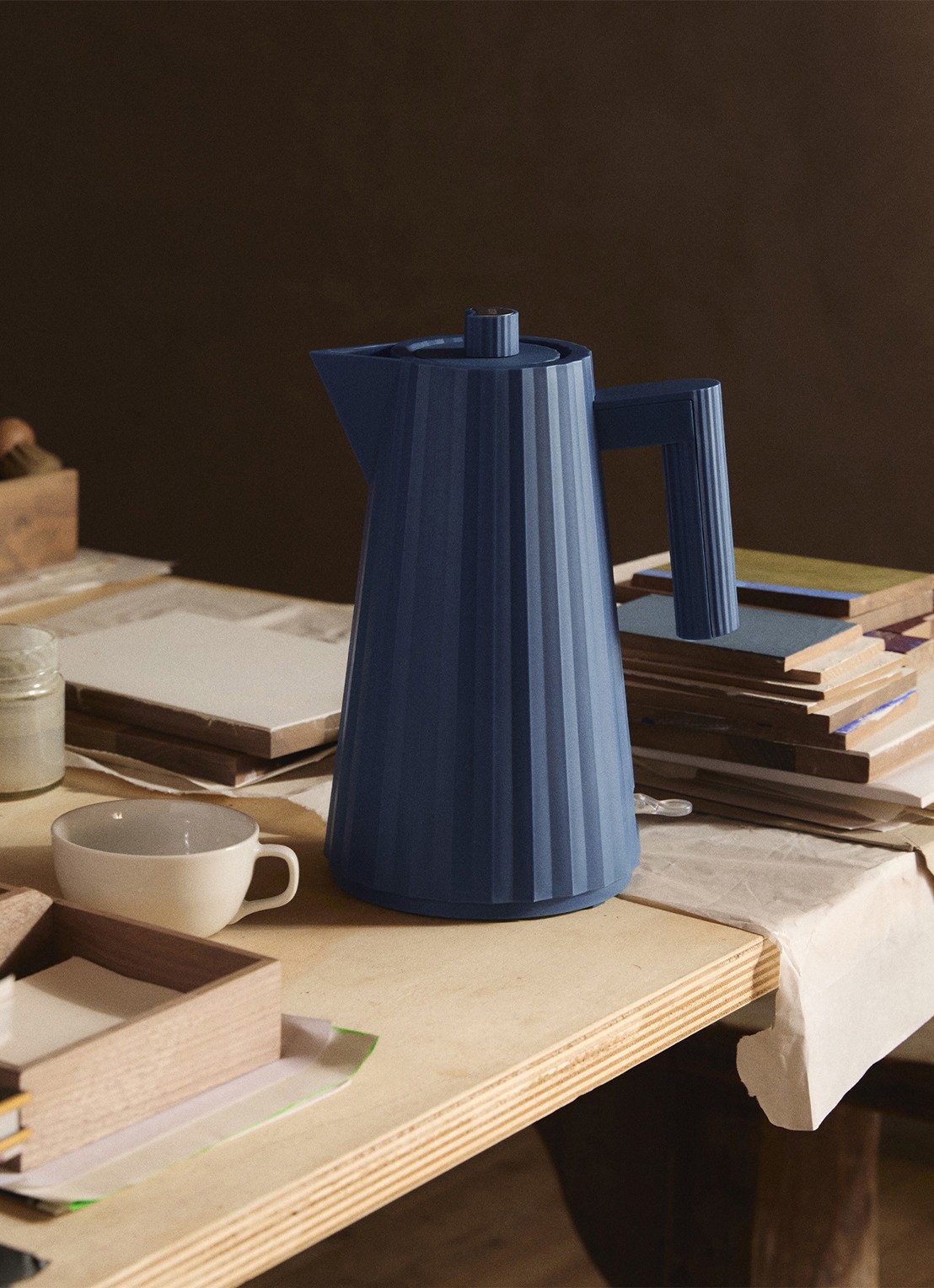 Alessi Plissé Waterkoker 1,7 liter MDL06 DAZ - detail 4 blauw