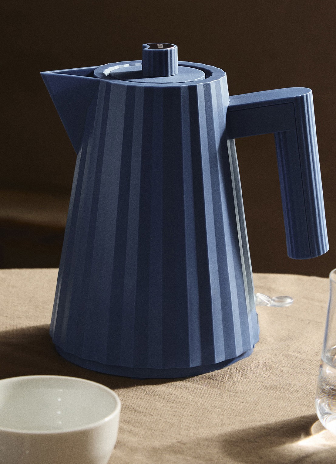 Alessi Plissé Waterkoker 1 liter MDL06/1DAZ - detail 2 blauw