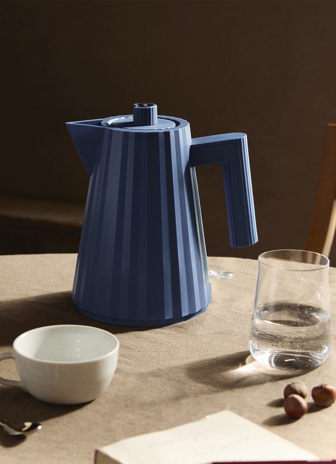 Alessi Plissé Waterkoker 1 liter MDL06/1DAZ - voorkant 4 blauw
