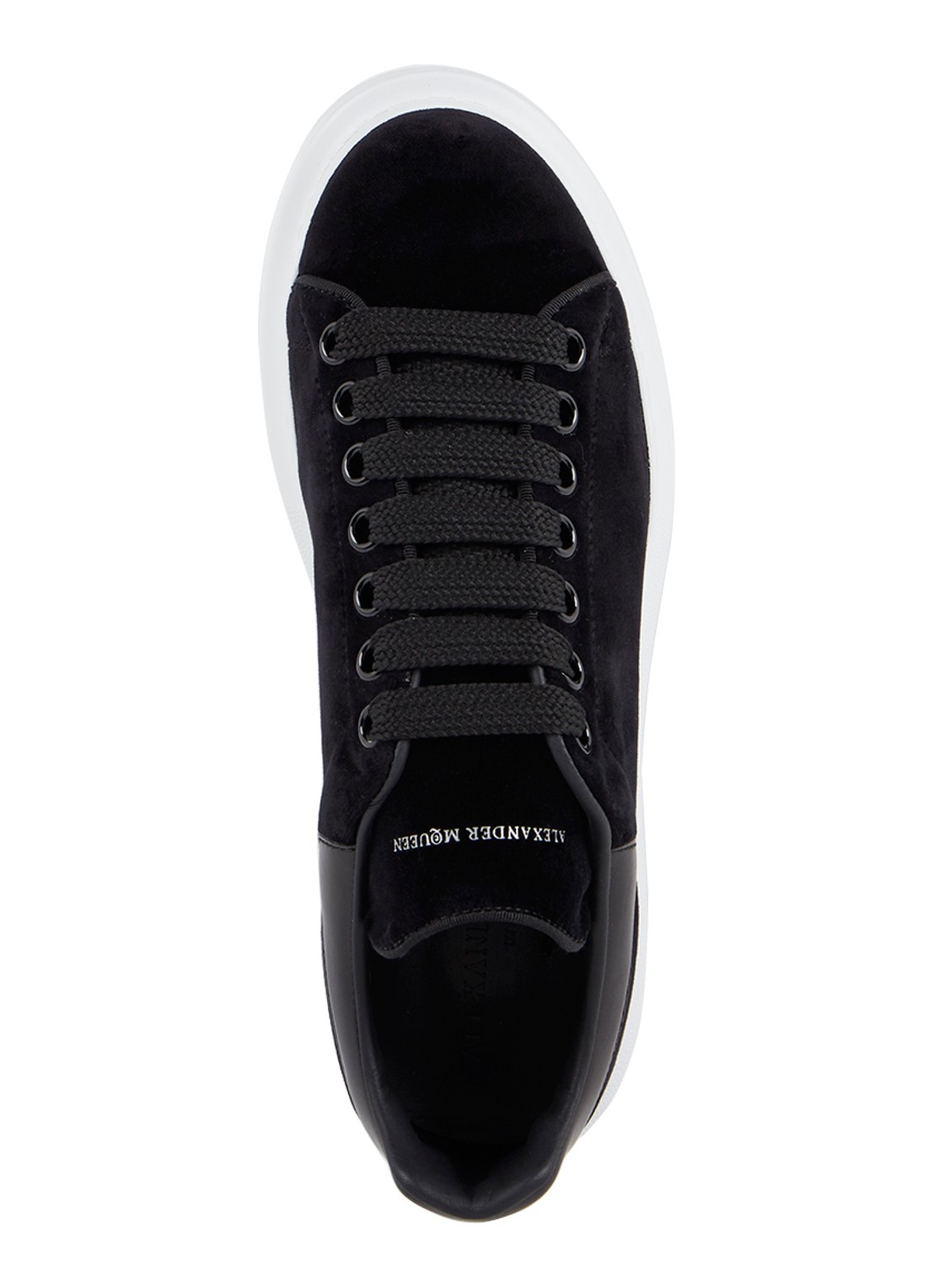 Alexander McQueen Oversized sneaker van fluweel - detail 3 zwart