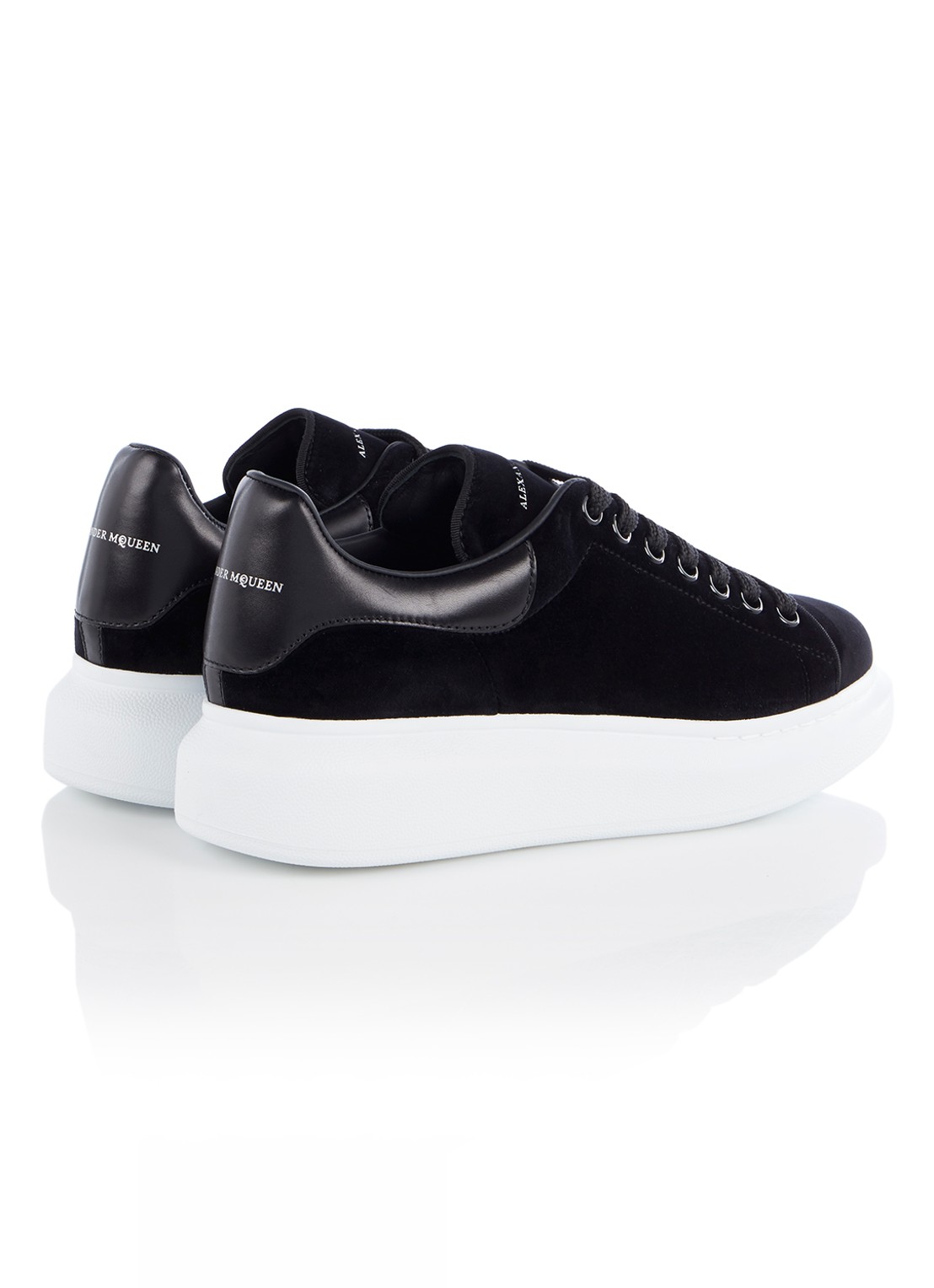 Alexander McQueen Oversized sneaker van fluweel - detail 4 zwart
