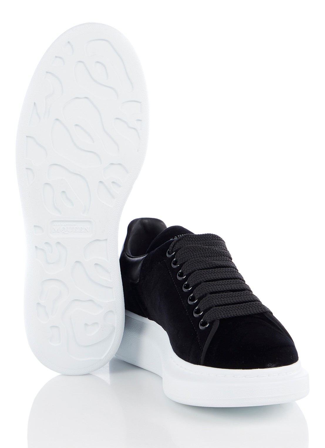 Alexander McQueen Oversized sneaker van fluweel - detail 5 zwart