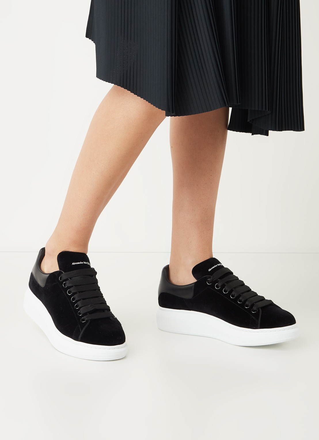 Alexander McQueen Oversized sneaker van fluweel - voorkant 2 zwart