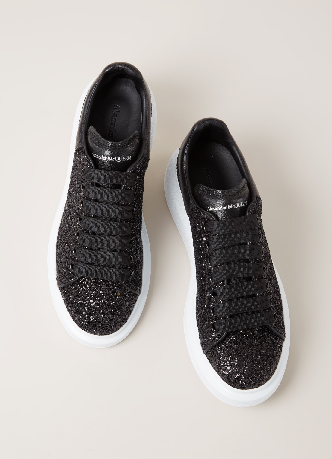 Alexander McQueen Oversized sneaker van kalfsleer met glitter  - detail 4 zwart