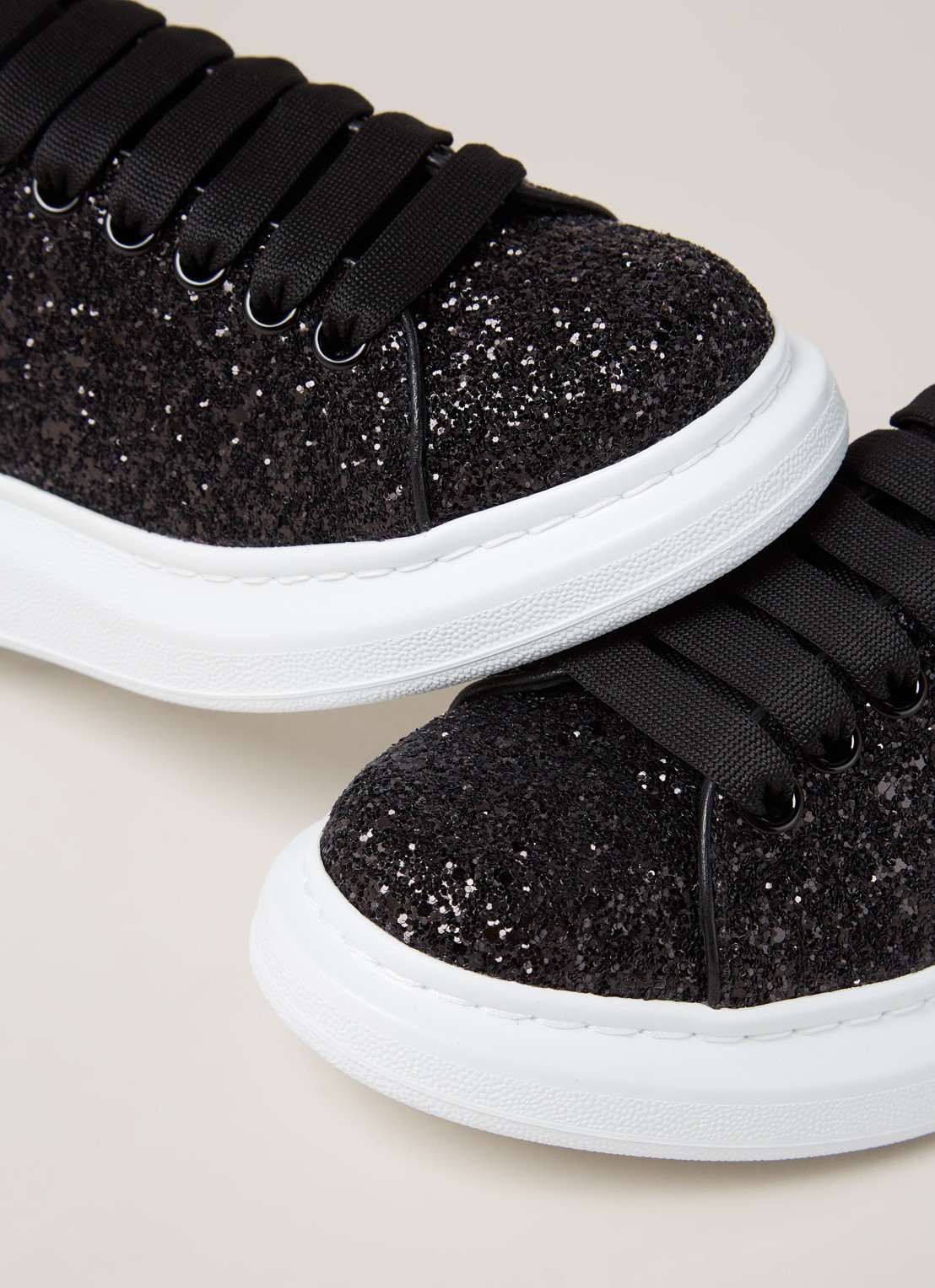 Alexander McQueen Oversized sneaker van kalfsleer met glitter  - detail 6 zwart