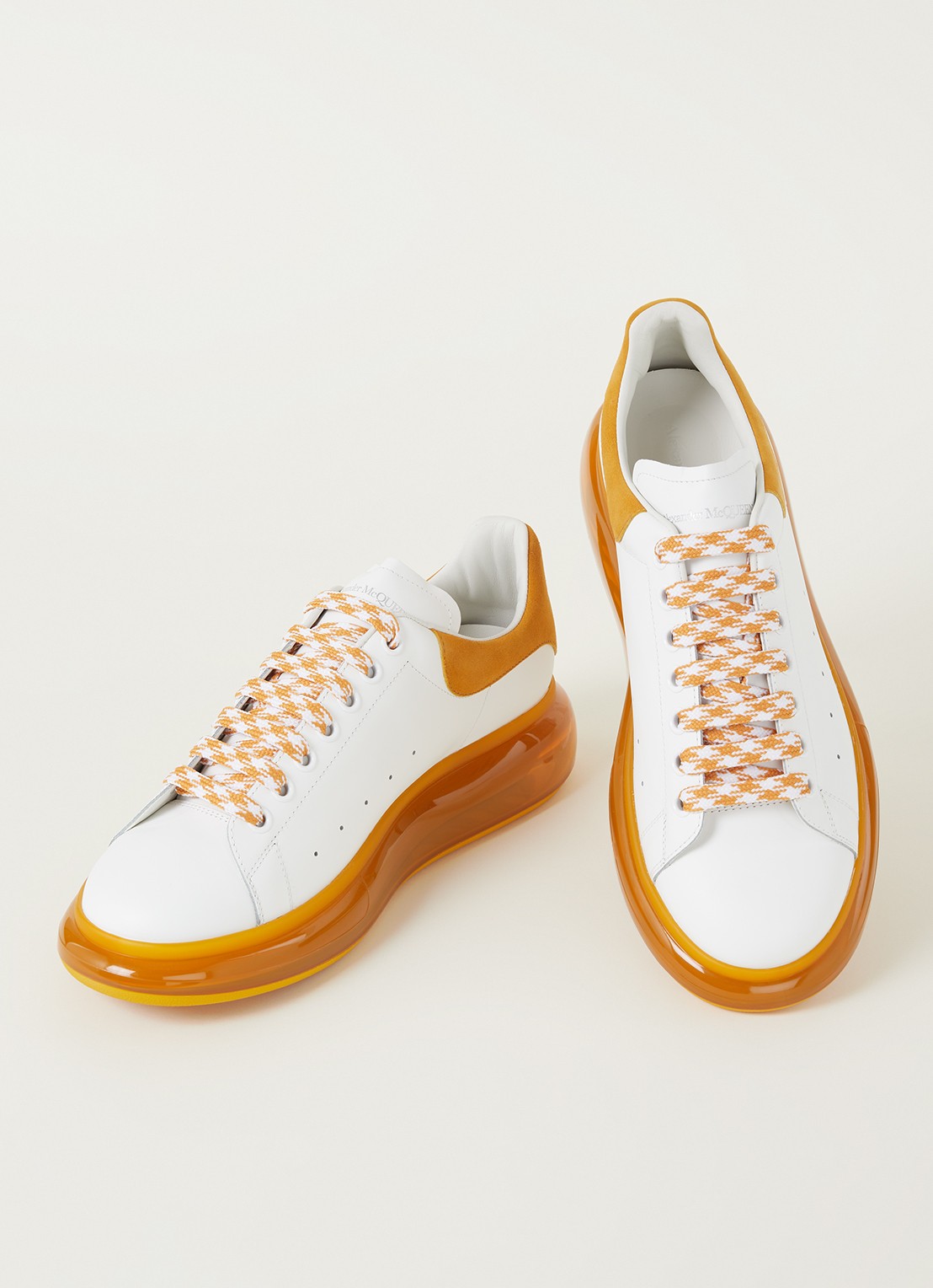 Alexander McQueen Oversized sneaker van kalfsleer met suède details - detail 2 wit