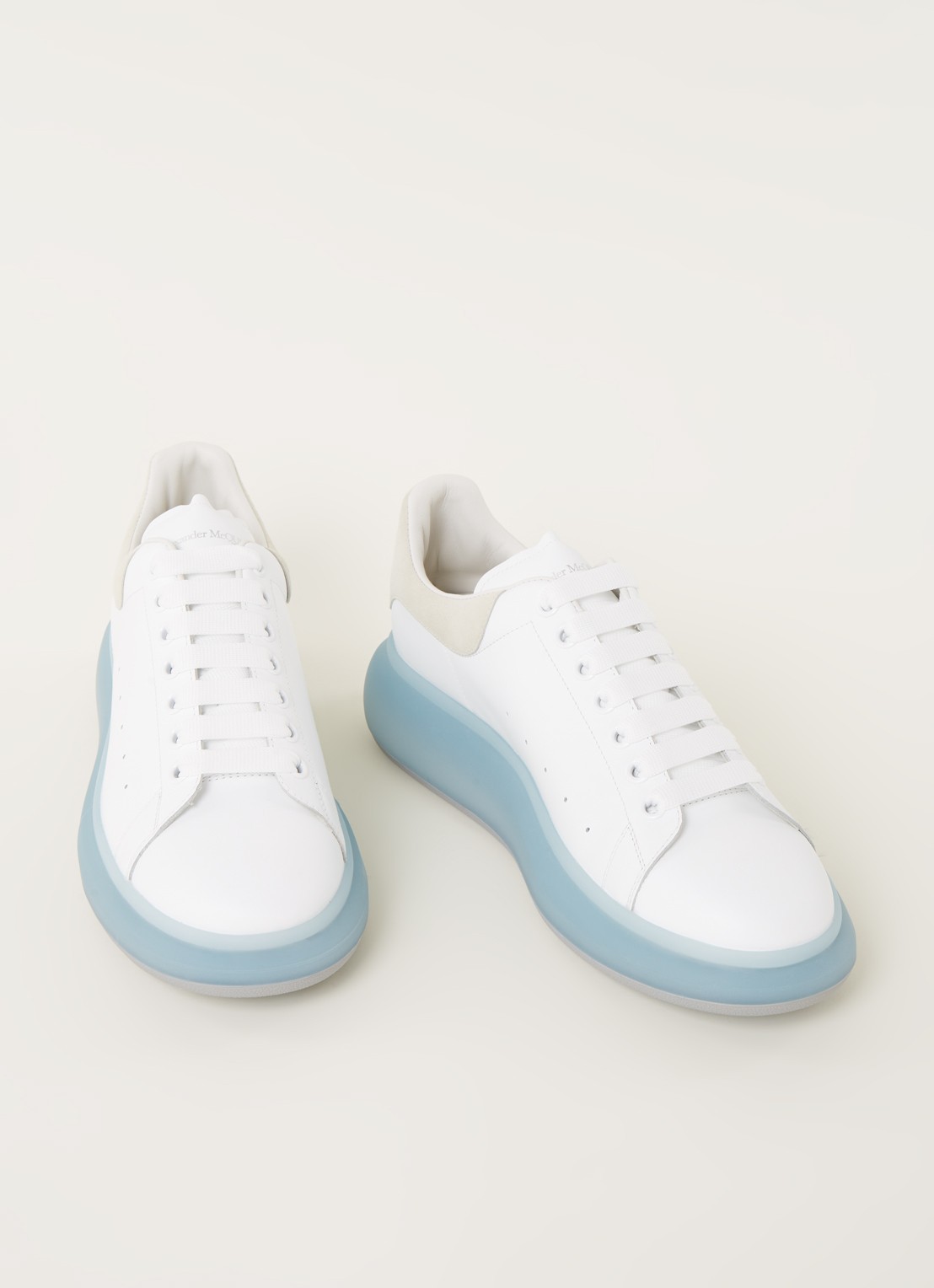 Alexander McQueen Oversized sneaker van kalfsleer met suède details - detail wit