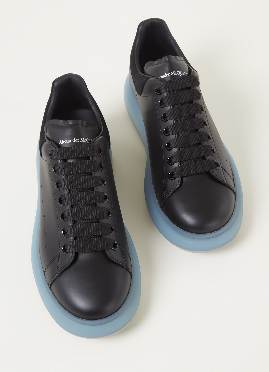 Alexander McQueen Oversized sneaker van kalfsleer met suède details - detail zwart