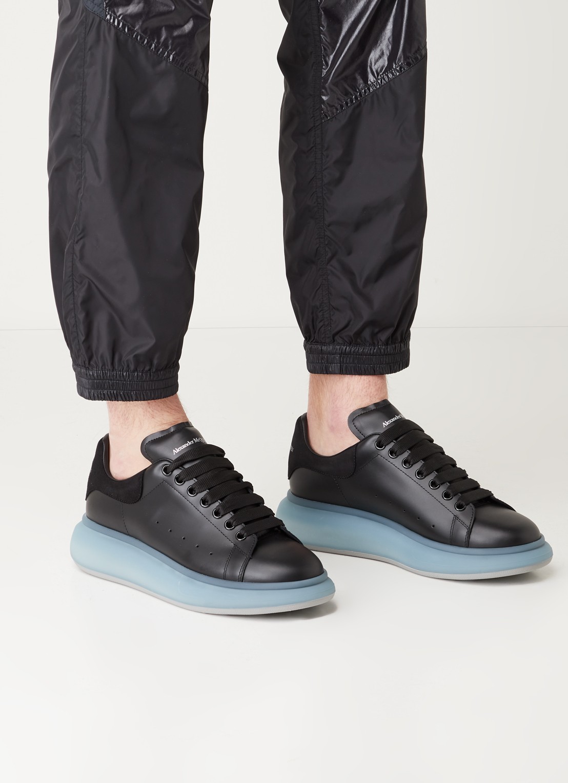 Alexander McQueen Oversized sneaker van kalfsleer met suède details - voorkant 7 zwart