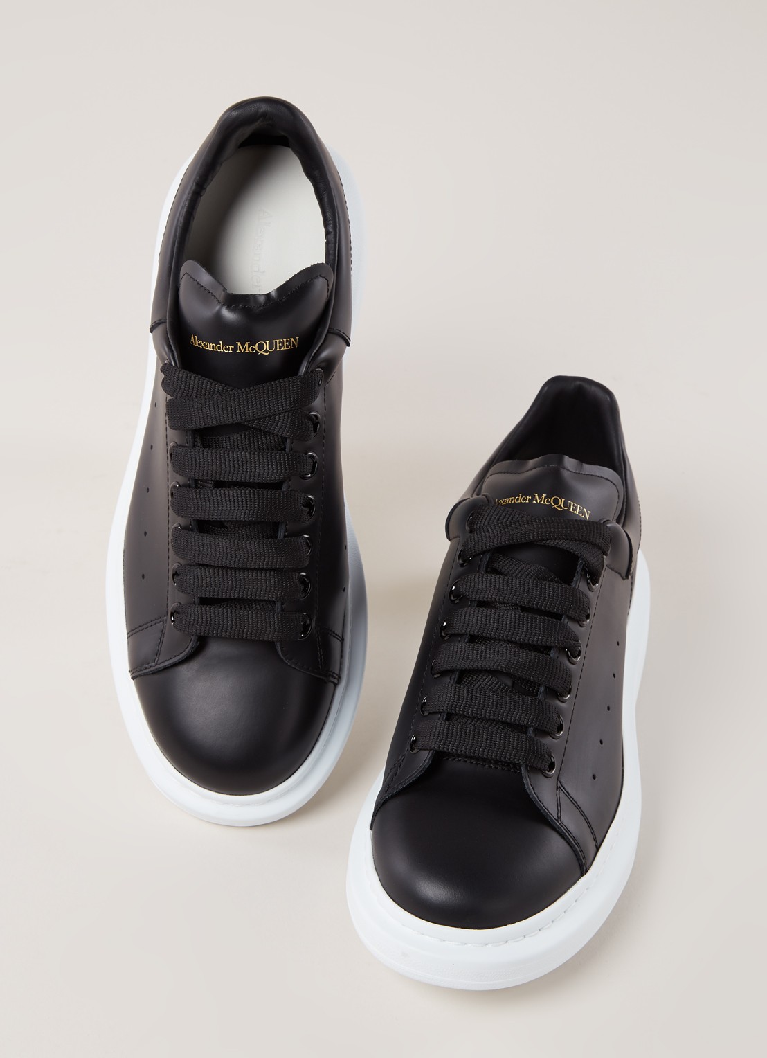 Alexander McQueen Oversized sneaker van kalfsleer - detail 2 zwart