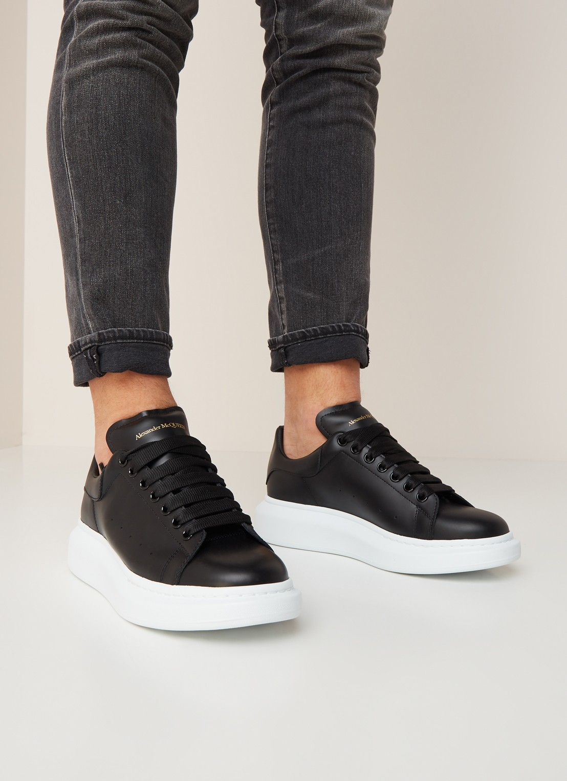 Alexander McQueen Oversized sneaker van kalfsleer - voorkant 6 zwart