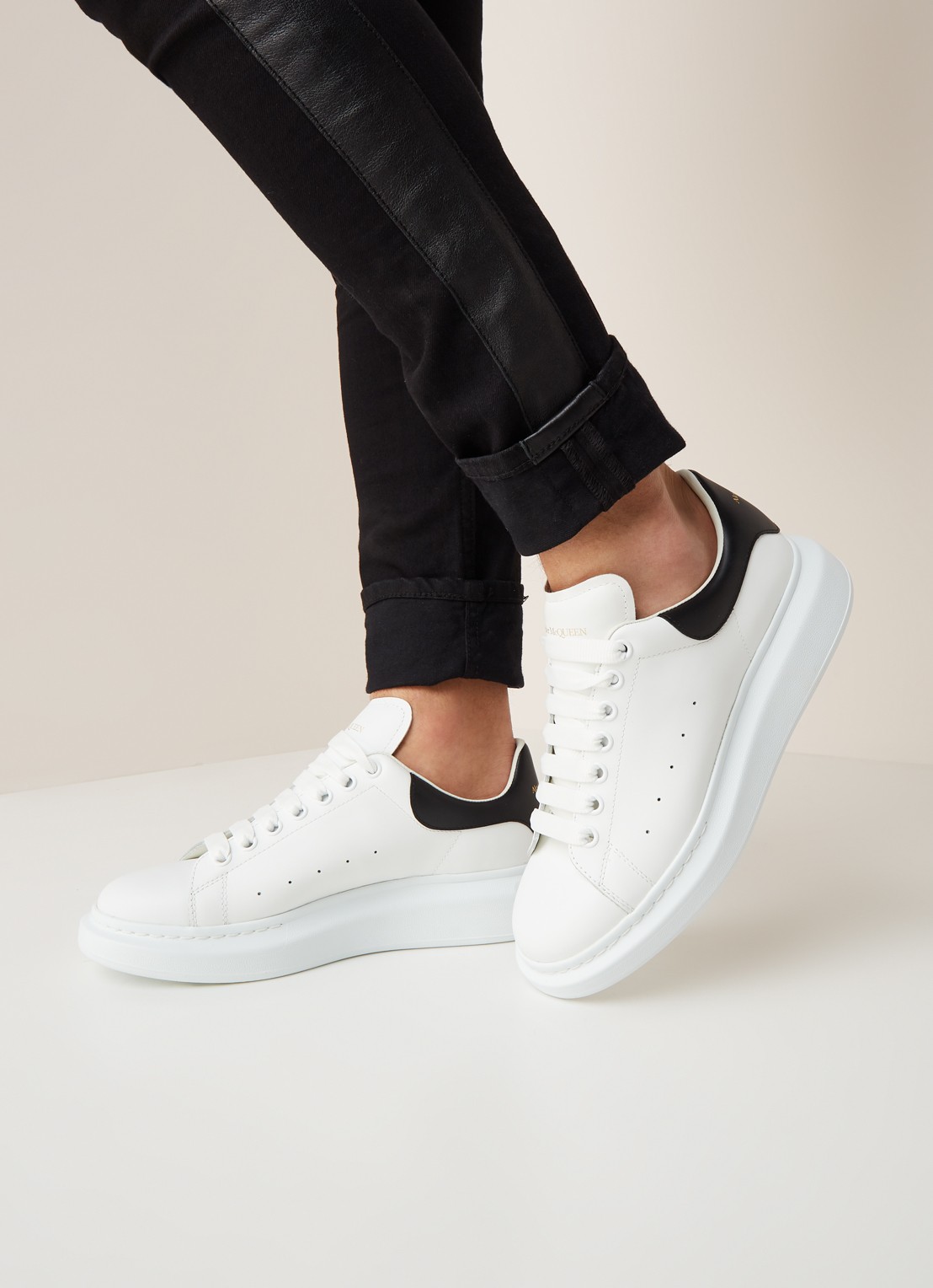 Alexander McQueen Oversized sneaker van kalfsleer - voorkant 2 wit