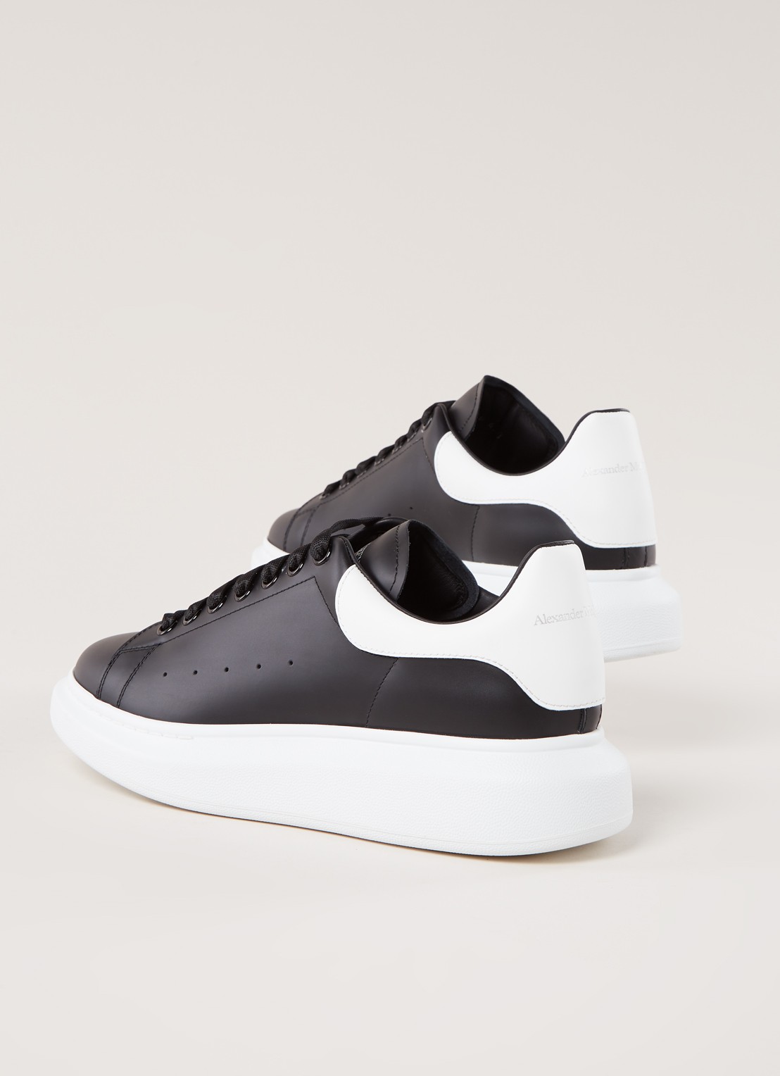 Alexander McQueen Oversized sneaker van kalfsleer - detail zwart