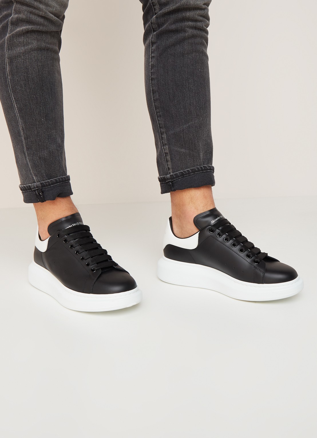 Alexander McQueen Oversized sneaker van kalfsleer - voorkant 5 zwart